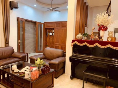 Cần Bán Gấp Nhà Ngõ Phố Thái Thịnh. ngõ trước nhà tộng 3m, giá 5.8 tỷ
