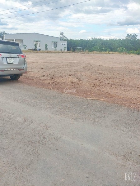 Cần vốn mở nhà hàng, bán hết mảnh đất 9800m2, ngay trung tâm thị xã, giá 168 triệu/sào