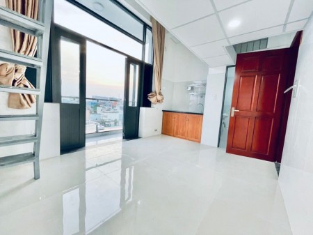 Phòng ban công ngay Phan Huy Ích, giờ giấc tự do, giá 3.1 triệu/tháng, lhcc