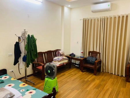 Cổ Nhuế nhà ở luôn, ô tô đậu cổng, sân chung cực rộng, 5 tầng đúc kiên cố