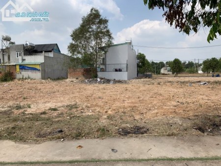 Tôi chính chủ cần bán nhanh lô đất 100m2(5x20m), SHR, dân đông, đối diện chợ KCN.