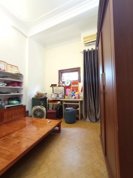 Nhà đẹp, ô tô ra vào vù vù. 30m, 4 tầng. 3.9 tỷ. Phố Nguyễn Đức Cảnh