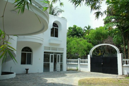 Cho thuê Villa sân vườn dt 430m2, đúc 1 trệt, 1 lầu phường Thảo Điền, Quận 2, lhcc