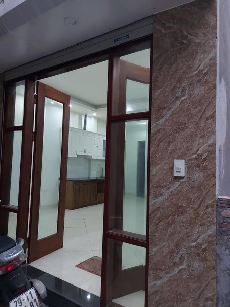 Giá 3.3 tỷ Phạm Văn Đồng 5 tầng đúc, dt 45m2, cách ngõ ô tô 50m2, thiết kế đẹp