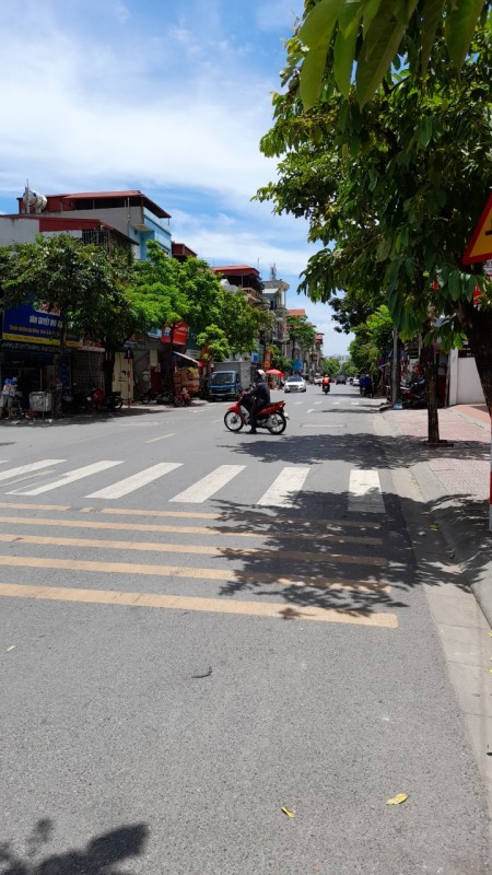 Bán nhà ĐẸP Sài Đồng, Long Biên. 36M, 5T, giá hơn 4 tỷ. Gara ô tô, ô tô tránh.
