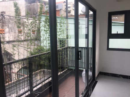 Nhà nguyên căn quận Bình Thạnh, có sẵn 2 camera phía trước, dt 80m2, lhcc