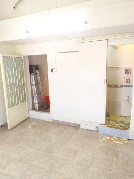 Phòng trọ 18m2 có máy lạnh Quận Tân Bình gần sân bay, giá 2,3 triệu/tháng