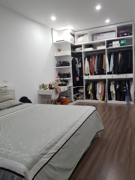 Bán nhà mới chủ ít ở gần chợ Ngọc Thuỵ, dt 52m2, lô góc ô tô vào nhà, lhcc
