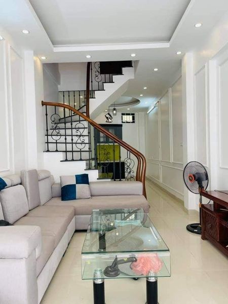 Cần bán nhà Phố Trạm, Long Biên, ngõ thông, 5 tầng, giá 32M2, MT 4M, Giá nhỉnh 2,8 tỷ.