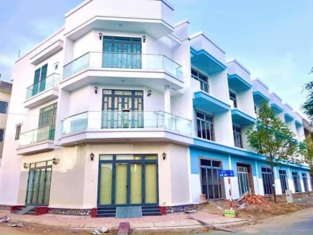 Bán nhà 1 trệt, 2 lầu đúc mới được hoàn thiện, gần đường Trần Hoàng Na, bến xe mới Cần Thơ