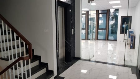 Cho thuê nhà nguyên căn Xuân La, dtsd 525m2, có hầm để xe, thang máy, ô tô đỗ cửa