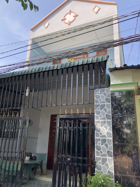 Bán gấp căn nhà 1 trệt 1 lầu gần chợ Bình Chánh, diện tích 100m2 sổ hồng riêng giá 1tỷ850