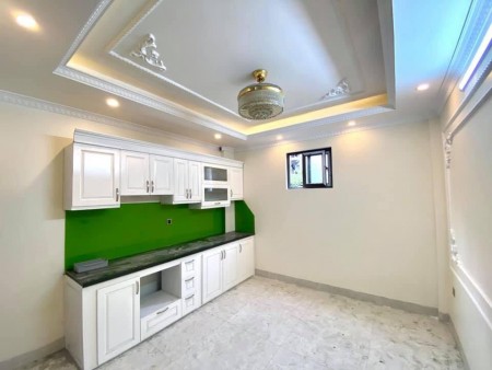 Bán nhà nguyên căn đầy đủ công năng đường Hoàng Mai dt 35m2, giá bán 3.2 tỷ