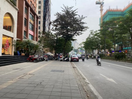 Bán nhà 133m2 tầng mặt phố Láng Hậ vỉa hừ 5m, mt 6m, giá 45 tỷ, lhcc