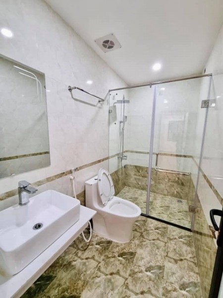 Bán nhà sổ đỏ trao tay, dt 37m2 trung tâm Phú Thượng với giá hấp dẫn giá 3.3 tỷ