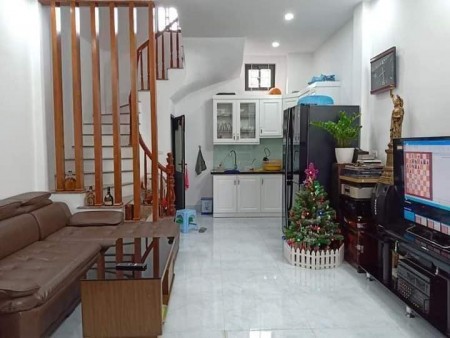 Gia đình cần bán nhà 35m2, 5 tầng, mặt tiền 4,3m, như mới, thoáng trước sau, full nội thất ở ngay tại Xuân Đỉnh