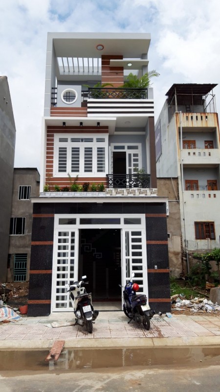 Bán gấp nhà 2 lầu gần chợ Bình Chánh nhà mới xây, diện tích 90m2, sổ hồng riêng