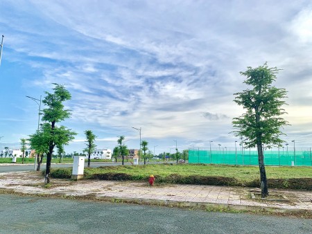 nền đối diện trường học suất ưu tiên, lộ giới 28m, không ngập nước