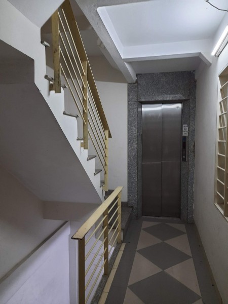 Bán nhà Âu Cơ, 136m2, 6 tầng, mt 8m, Thang máy, Lô góc. Kinh doanh. giá 15.5tỷ.