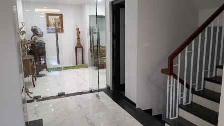 Cho thuê nhà nguyên căn Bắc Từ Liêm: DTSD525m2, có hầm, thang máy, ô tô đỗ cửa