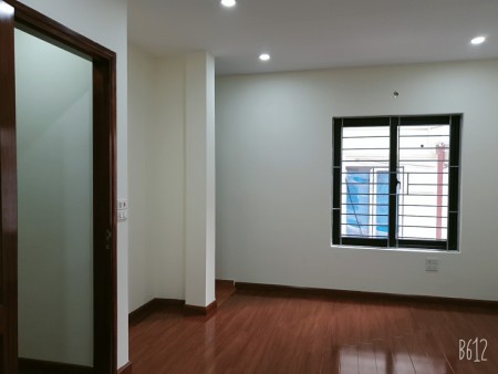 Bán tòa nhà mặt phố Ngọc Khánh Ba Đình đúc 6 Tầng giá bán 17 tỷ. Cho thuê 70 tr/th