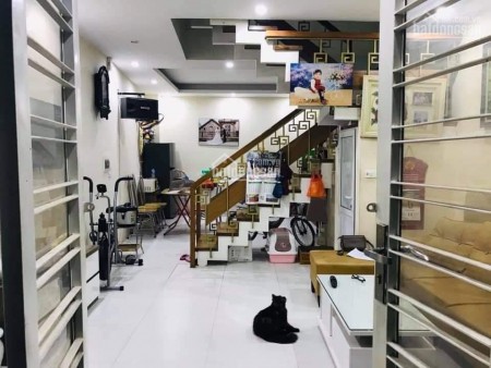 Rất hiếm, bán nhà Trương Định, ngõ thông 42m2 giá 2,6 tỷ, liên hệ 0796215418