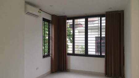 Cho thuê nhà nguyên căn 46m2 x 3,5 tầng phố Bồ Đề, đường Nguyễn Văn Cừ, Long Biên