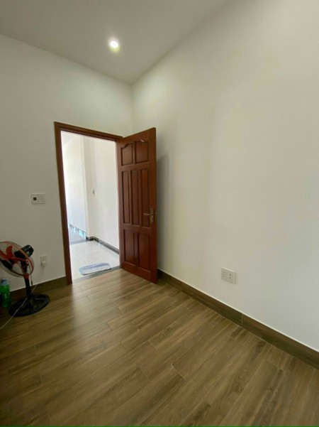 Nhà 2 lầu 2 trệt. Giá ngộp mua là ở ngay, diện tích sử dụng 100m2, thổ cư 60m2