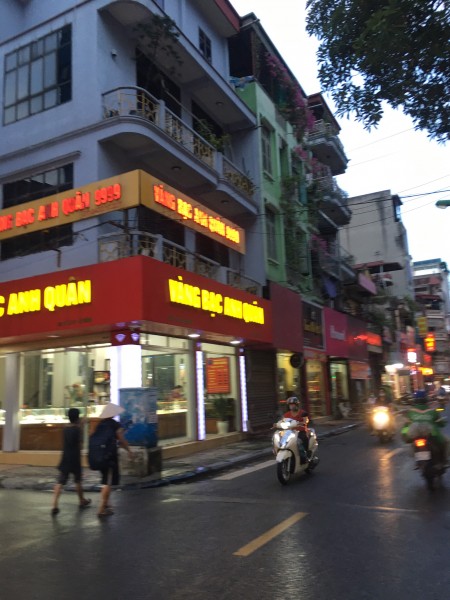 Bán Nhà Mặt Phố Bà Triệu, view Chợ Hà Đông, KD Sầm Uất, Lô Góc, Vỉa Hè Rộng, 102m2, Giá 40 Tỷ.