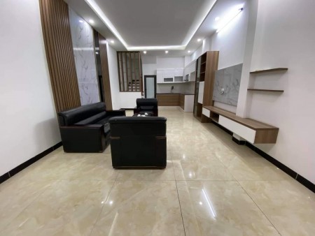 Cần tiền gấp, tôi cần bán nhà đường Cầu Giấy 45m2 x 5 tầng, giá 5.7tỷ, có thương lượng