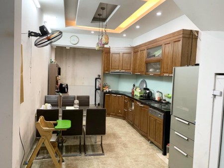 Cần bán nhà Hào Nam diện tích sử dụng 22m2 đúc 5 tầng, ngõ nông, giá 2.3 tỷ