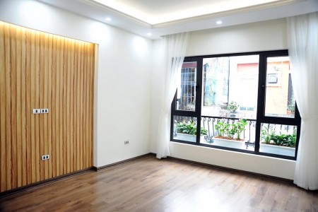Bán nhà MP Nguyên Hồng, 7 tầng thang máy, vỉa hè 3m oto đỗ cửa, cho thuê 50tr/tháng