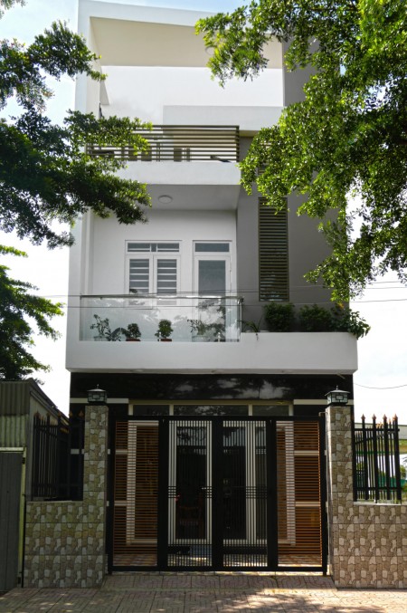 Bán nhà mới xây ở chợ Bình Chánh diện tích 82m2 (5.5mx15m), sổ hồng riêng, lhcc