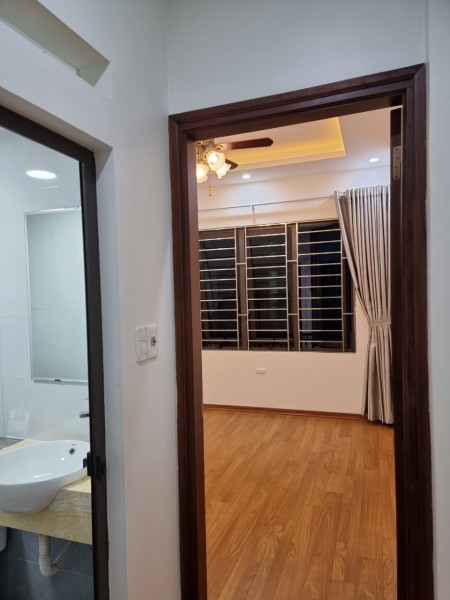 Mua nhanh kẻo lỡ, nhà đẹp Nguyễn Văn Cừ, ô tô đỗ cửa, thiết kế thông minh, nhỉnh 4 tỷ.