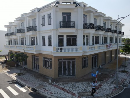 Cần bán nhà ngay góc 2 mặt tiền, đối diện trung tâm thương mại thích hợp đầu tư hoặc mở kinh doanh