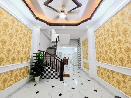 Bán Nhà Hoàng Mai dt 35m2 đúc 5 tầng giá bấn 3 tỷ 7 mua nhà tặng vàng