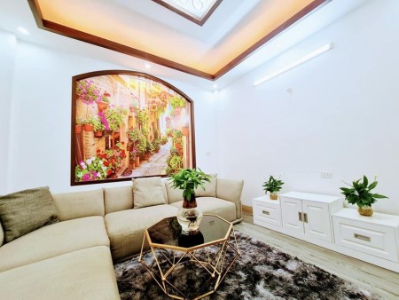 Bán Nhà Lĩnh Nam dt 40m2 5 tầng 5 phòng ngủ, mt 3.7m, giá bán 3.5 tỷ khu dân cư