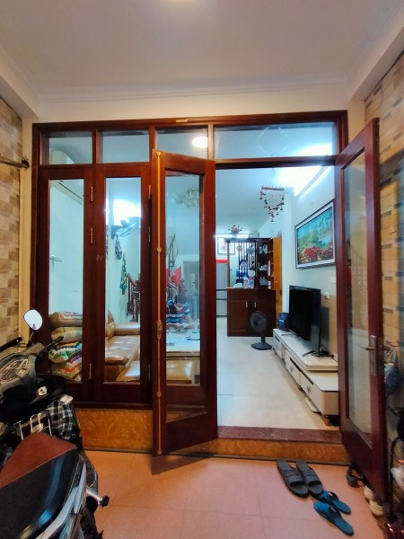 Bán nhà cực đẹp, khu dân cư đông đúc, Quận Đống Đa, giáp Xã Đàn giá 3.95 tỷ