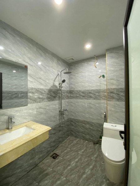 Bán nhà phân lô Phúc lợi diện tích 30m2 giá 2,1 tỉ, nguyên căn 5 tầng đúc
