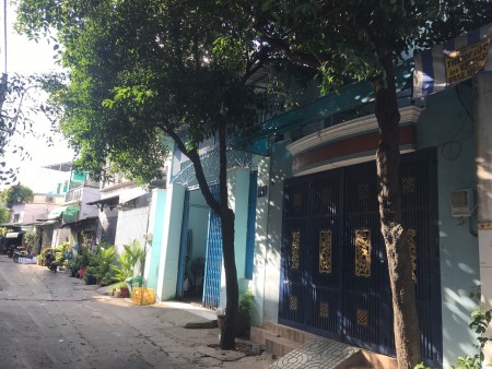 Về quê định cư, Bán nhà hẻm rộng, 126m2, ngang 10m. Kế bên siêu thị Metro Q12.