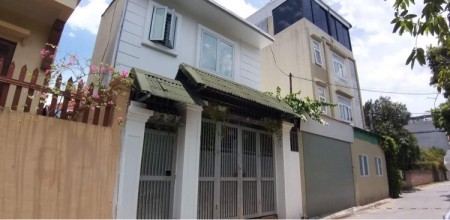 Nhà HÓT ngoài đê thành phố ven sông gần hồ, vườn hoa thiết kế Bắc Âu.