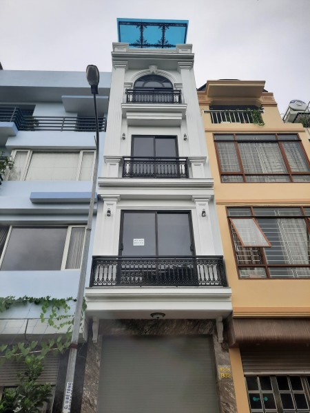 Bán nhà lô góc ngõ phố Thạch Bàn, Long Biên Hà Nội, dt 34m2, 4.5 tầng, giá 2.9 tỷ