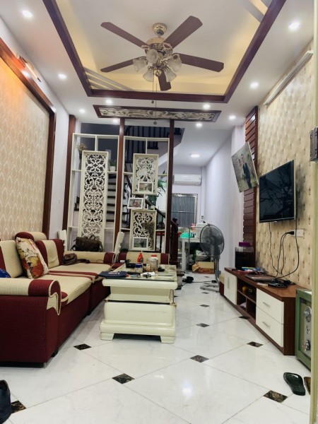 Bán nhà dt 54m2, Lĩnh Nam chia lô quân đội, ô tô vào nhà chỉ 3.9 tỷ, vị trí đẹp nhất khu khu vực