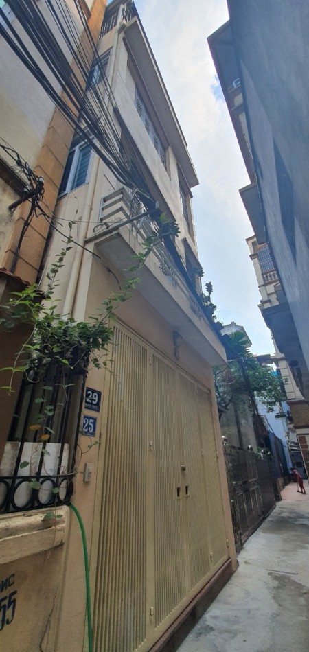 Bán nhà Lạc Long Quân, Nhà đẹp ở ngay cạnh Hồ Tây, dt 40m2, giá bán 3.5 tỷ
