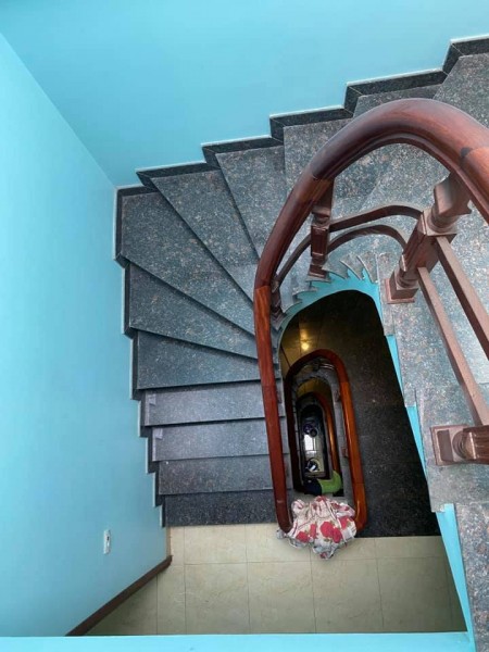 Nhà đẹp Nguyễn Văn Cừ nguyên căn đúc 5 tầng diện tích 52m2, gần phố