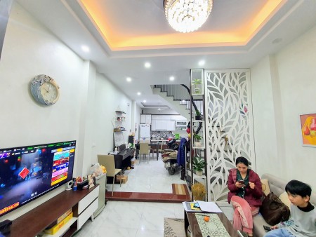 Giá bán 2,75 tỷ nhà đẹp 3 tầng, 30m, đường thông gần hồ, trung tâm Đống Đa