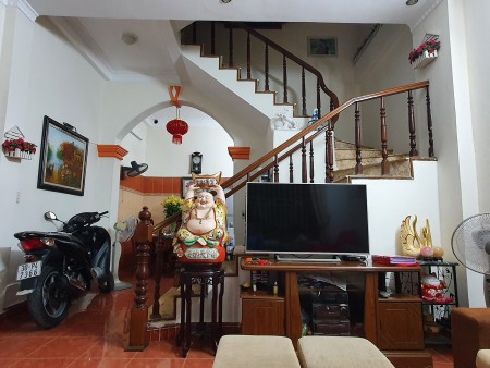 Bán gấp nhà 33m2, 4 tầng, mặt tiền 3.6m, mặt ngõ 4m, oto đỗ cổng. Giá bán nhỉnh 3.3 tỷ