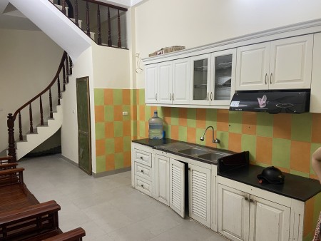 Bán nhà phố Bạch Mai. Sân để xe rộng .35m x4 tầng. Giá:2,2 tỷ có thương lượng sâu
