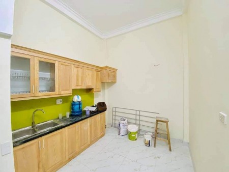 Bán nhà Nguyễn Văn Huyên Quận Cầu Giấy, gần ô tô, dt 32m2 5 tầng, chỉ 3.9 tỷ, lh 0946379913