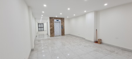 Cho thuê văn phòng mặt phố Giảng Võ gần ngã tư Láng Hạ Đê La Thành Đống Đa, mặt tiền 5m